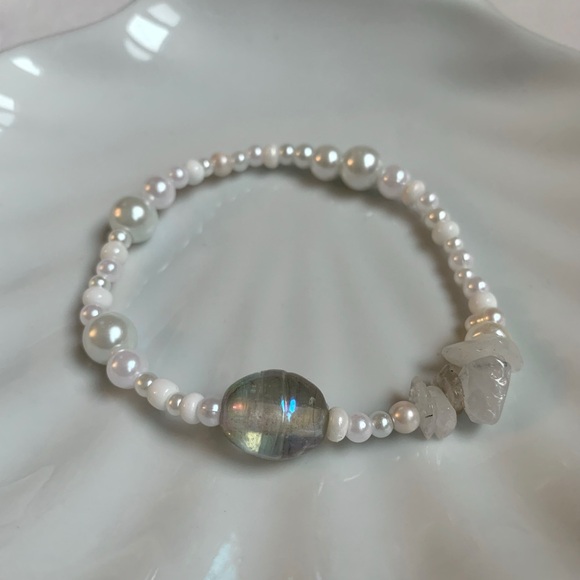 5/$20 ENTIRE SHOP CLEARANCE Dolce 🤍✨ White crystal handmade beaded bracelet - Picture 1 of 1